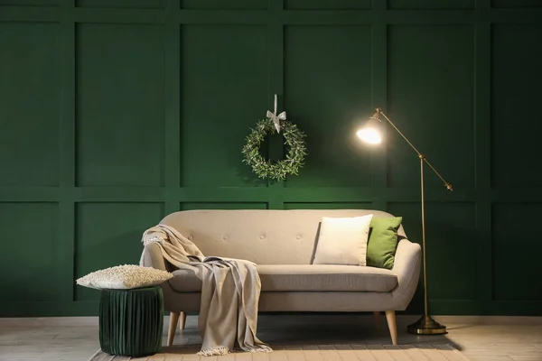 Stylish Interior Modern Living Room Christmas Mistletoe Wreath — Stock Photo, Image