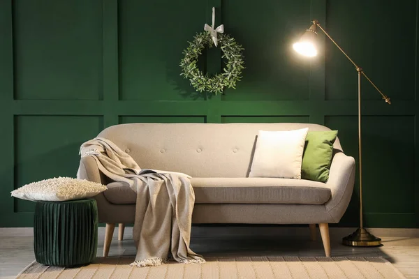 Noel Ökse Otu Çelengi Olan Modern Oturma Odasının Şık Bir — Stok fotoğraf