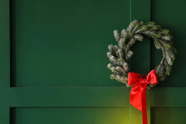 Όμορφο Στεφάνι Χριστουγέννων Κρέμεται Στον Τοίχο Χρώμα — Φωτογραφία Αρχείου