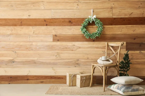 クリスマスミステリーリースとモダンな部屋のスタイリッシュなインテリア — ストック写真
