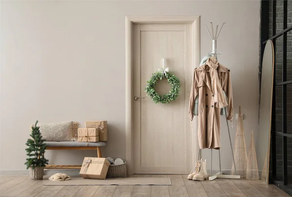 Stilvolles Interieur Des Modernen Wohnzimmers Mit Weihnachtsgeschenken Und Kranz — Stockfoto
