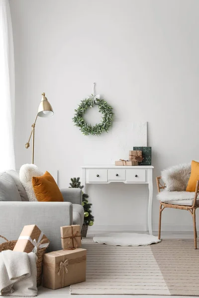 Stylish Interior Light Living Room Christmas Mistletoe Wreath — Stock Photo, Image