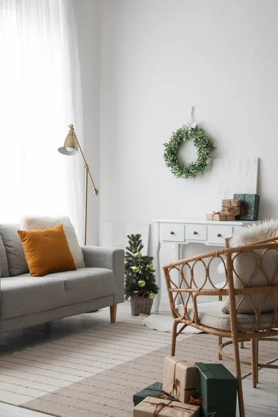 Stilfuldt Interiør Lys Stue Med Jul Mistelten Krans - Stock-foto