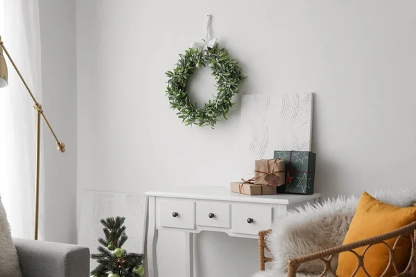 Elegante Interior Sala Estar Ligera Con Corona Muérdago Navidad — Foto de Stock