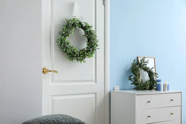 Stylish Christmas Mistletoe Wreath Hanging Door Room — Stock Photo, Image