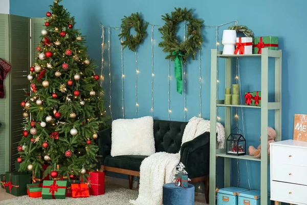 Interior Bela Sala Estar Com Árvore Natal Brilhante Sofá — Fotografia de Stock