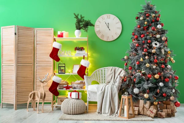 Interior Bela Sala Estar Com Árvore Natal Poltrona Unidade Prateleira — Fotografia de Stock