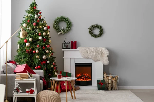 Interior Hermosa Sala Estar Con Brillante Árbol Navidad Chimenea Sofá — Foto de Stock