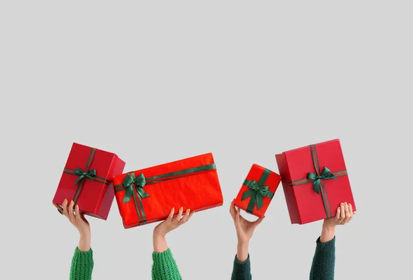 Mulheres Com Belas Caixas Presente Natal Fundo Cinza — Fotografia de Stock