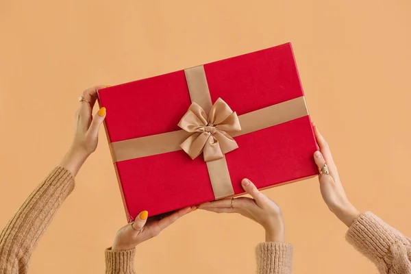 Women Christmas Gift Box Beige Background — Stock Photo, Image
