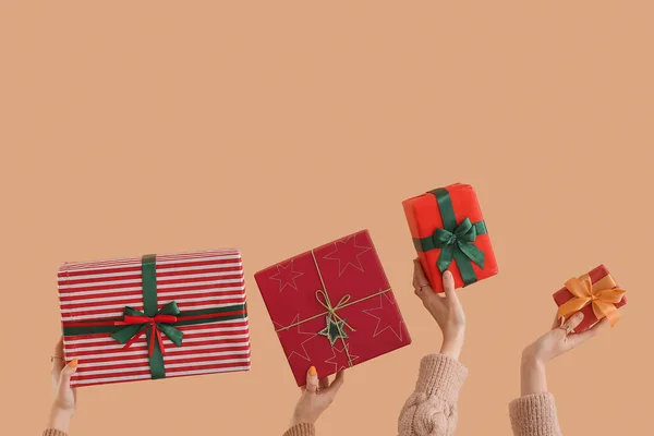 Bej Arka Planda Noel Hediyesi Kutuları Olan Kadınlar — Stok fotoğraf