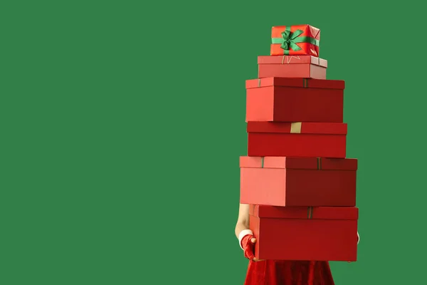 Donna Con Scatole Regalo Natale Sfondo Verde — Foto Stock