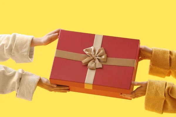 Women Christmas Gift Box Yellow Background — Stock Photo, Image