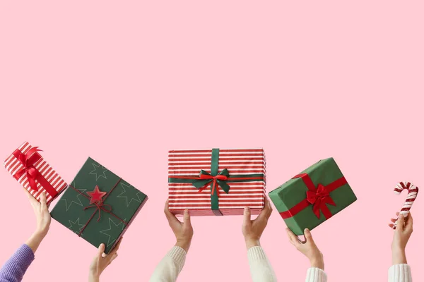 People Christmas Gift Boxes Pink Background — Stock Photo, Image