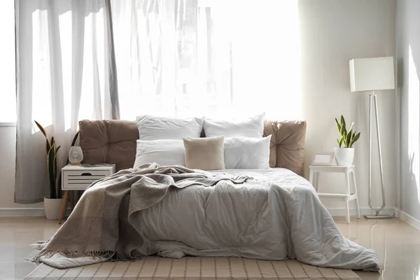 Interior Kamar Tidur Ringan Dengan Meja Samping Tempat Tidur Tangga — Stok Foto