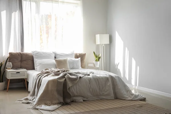 ベッドサイドテーブル 脚立とランプ付きの光の寝室のインテリア — ストック写真