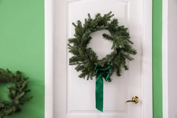 Porte Blanche Avec Couronne Noël Dans Chambre — Photo