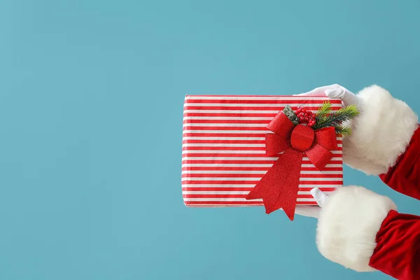 サンタクロースとクリスマスプレゼント上の青の背景 — ストック写真