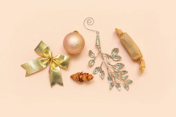 配以美丽的圣诞装饰 松果和糖果的色彩背景 — 图库照片