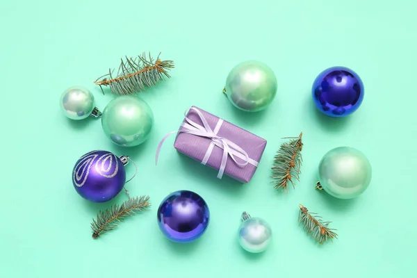 色の背景にクリスマスプレゼント ボールやモミの枝と美しい組成物 — ストック写真