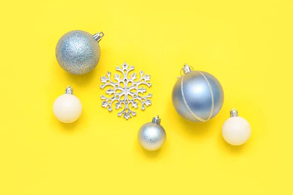 Mooie Kerstversiering Gele Achtergrond — Stockfoto