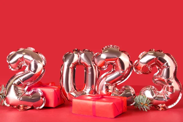 Rysunek 2023 Wykonany Balonów Prezentów Świątecznych Czerwonym Tle — Zdjęcie stockowe