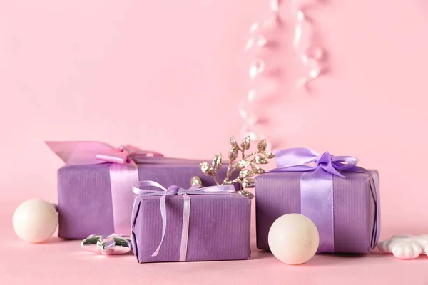 粉色背景的漂亮圣诞礼物和装饰品 — 图库照片