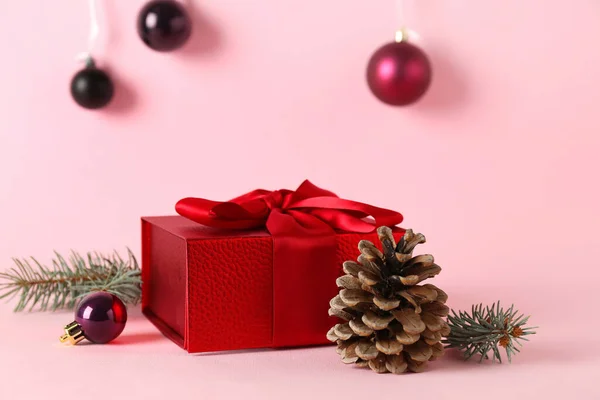 Krásný Vánoční Dárek Šiška Koule Růžovém Pozadí — Stock fotografie