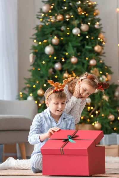 Små Barn Renhorn Öppnar Julklappslåda Hemma — Stockfoto