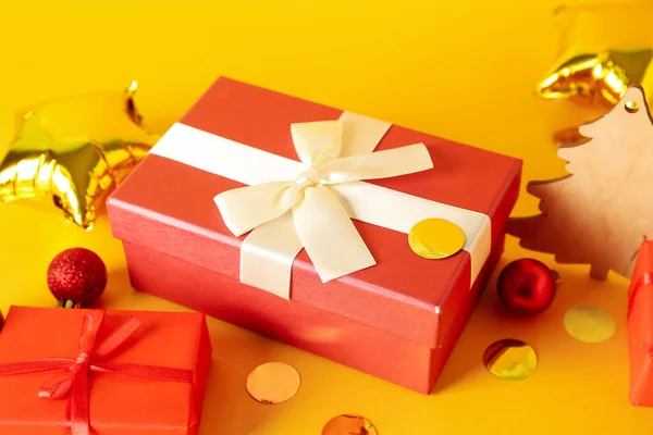 Beautiful Christmas Gifts Decorations Yellow Background Closeup — Stock Photo, Image