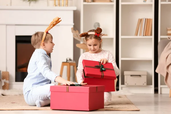 Kleine Kinder Rentierhörnern Mit Weihnachtsgeschenkschachteln Hause — Stockfoto