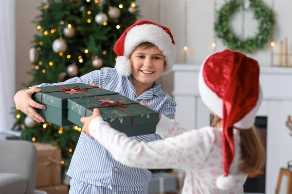 Kleine Kinder Nikolausmützen Mit Weihnachtsgeschenken Hause — Stockfoto