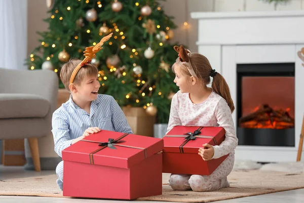 Crianças Chifres Rena Com Caixas Presente Natal Casa — Fotografia de Stock