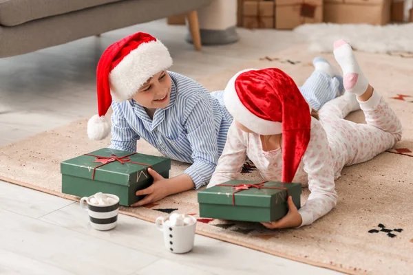 Crianças Chapéus Papai Noel Com Presentes Natal Casa — Fotografia de Stock