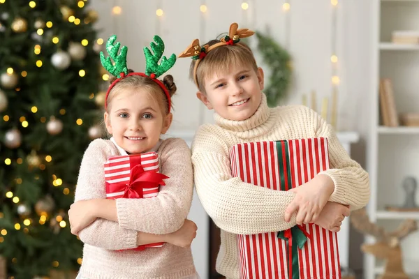Kleine Kinder Rentierhörnern Mit Weihnachtsgeschenkschachteln Hause — Stockfoto