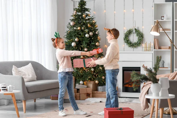Маленькие Дети Приветствуют Друг Друга Рождественскими Подарками Дома — стоковое фото