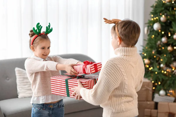 Niños Pequeños Saludándose Con Regalos Navidad Casa — Foto de Stock