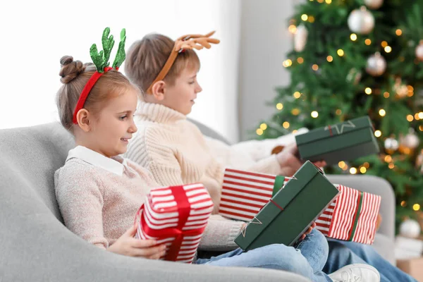 Little Children Reindeer Horns Christmas Presents Sitting Sofa Home — Stock Photo, Image