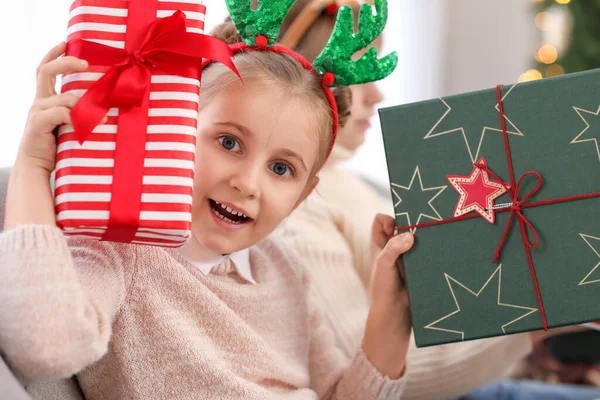 Kleines Mädchen Rentierhörnern Mit Weihnachtsgeschenken Hause Nahaufnahme — Stockfoto