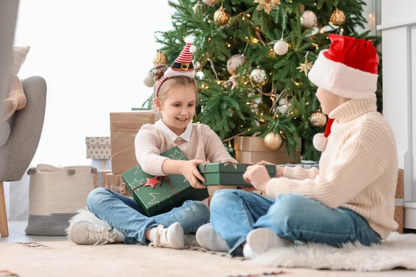 Little Children Christmas Presents Sitting Floor Home — Stock Photo, Image