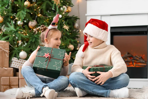 Niños Pequeños Con Regalos Navidad Sentados Suelo Casa — Foto de Stock