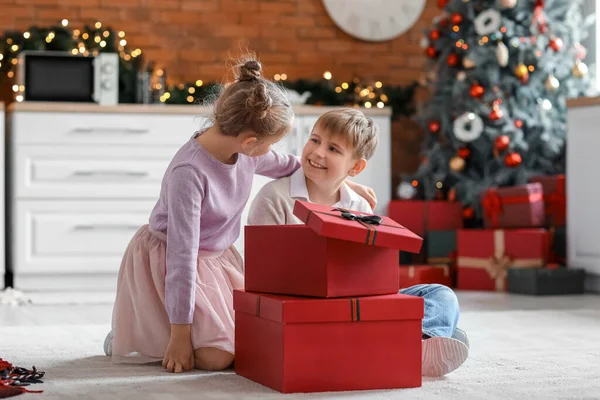 Crianças Com Presentes Natal Sentadas Chão Cozinha — Fotografia de Stock