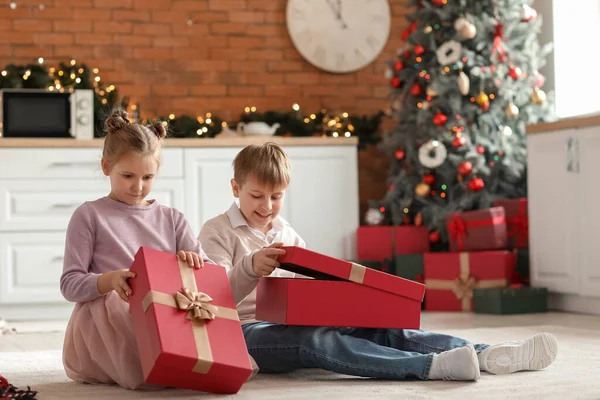 Little Children Opening Christmas Presents Kitchen — Stock Photo, Image