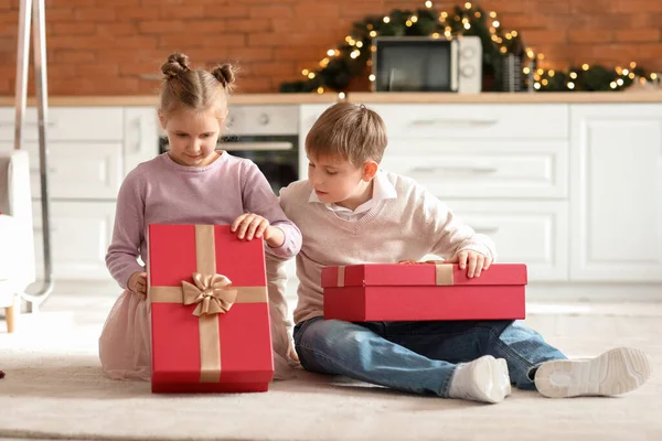 Little Children Christmas Presents Sitting Floor Kitchen — Stock Photo, Image