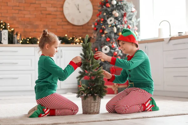 Crianças Vestidas Como Elfos Decorando Árvore Natal Cozinha — Fotografia de Stock