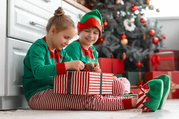 Kleines Mädchen Und Ihr Bruder Als Elfen Verkleidet Mit Weihnachtsgeschenk — Stockfoto