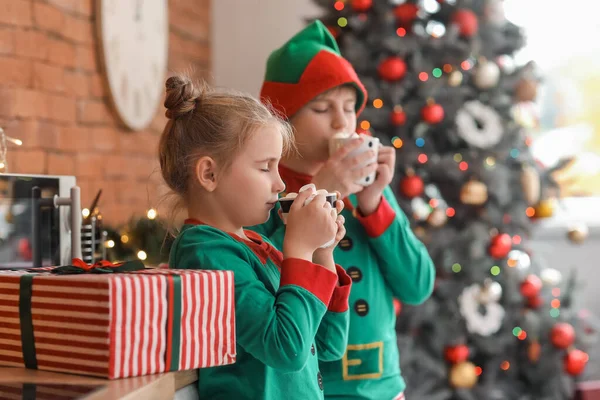 Niños Pequeños Vestidos Como Elfos Bebiendo Cacao Caliente Cocina Nochebuena — Foto de Stock