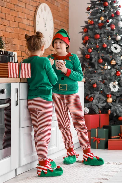 Små Barn Klädda Som Alver Med Koppar Kakao Köket Julafton — Stockfoto