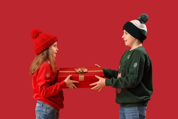 Petits Enfants Avec Cadeau Noël Sur Fond Rouge — Photo