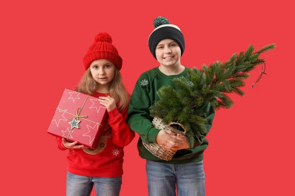 Kleine Kinder Mit Weihnachtsbaum Und Geschenk Auf Rotem Hintergrund — Stockfoto